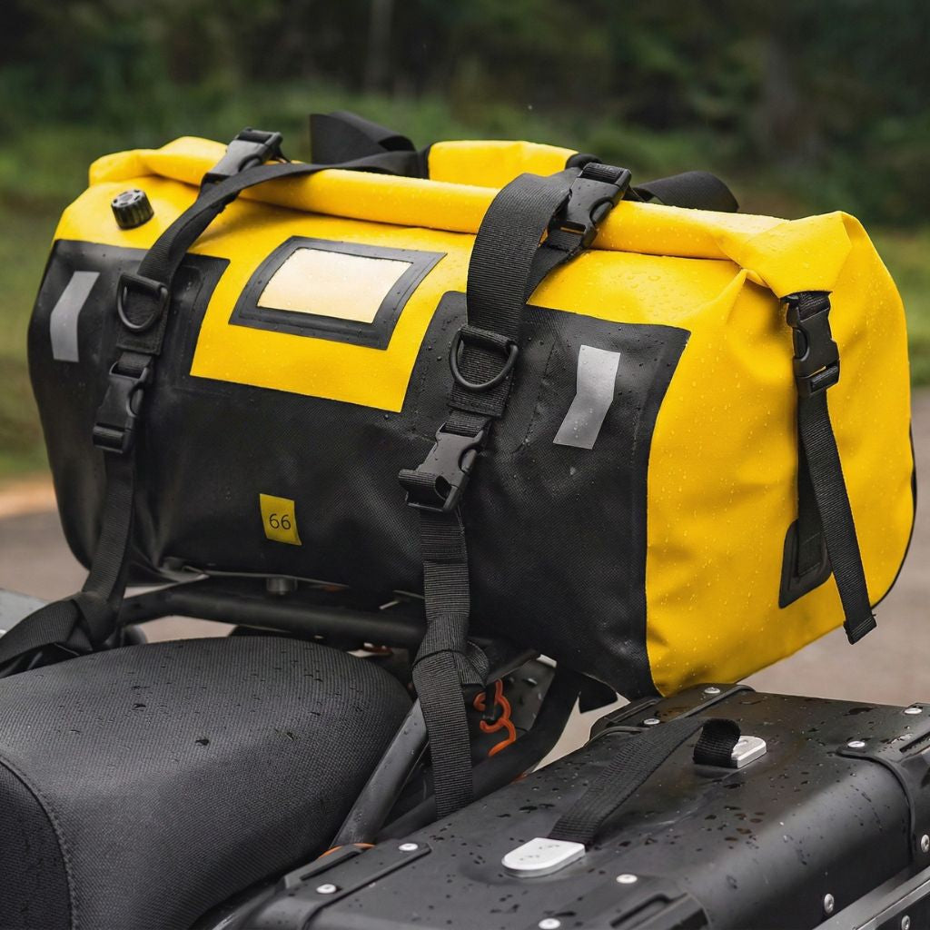 Sac moto étanche jaune et noir 66 litres fixé sur porte-bagages sous la pluie, poche frontale et sangles visibles Image