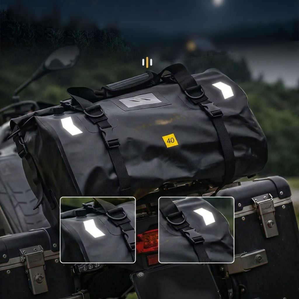 Sac moto étanche noir sanglé sur porte-bagages la nuit, bandes réfléchissantes et sangles de compression visibles Image