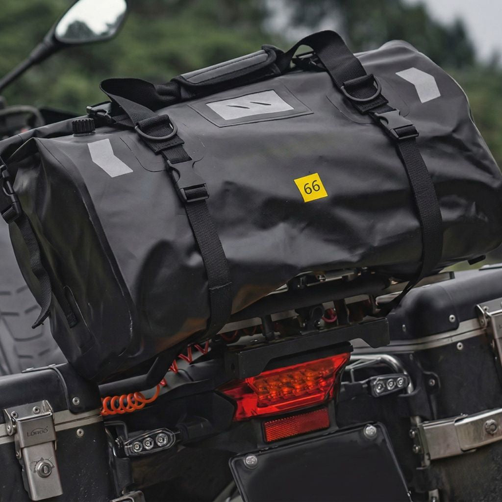 Sac de voyage étanche noir 66L fixé sur le porte-bagages arrière d'une moto, idéal pour les voyages en deux-roues