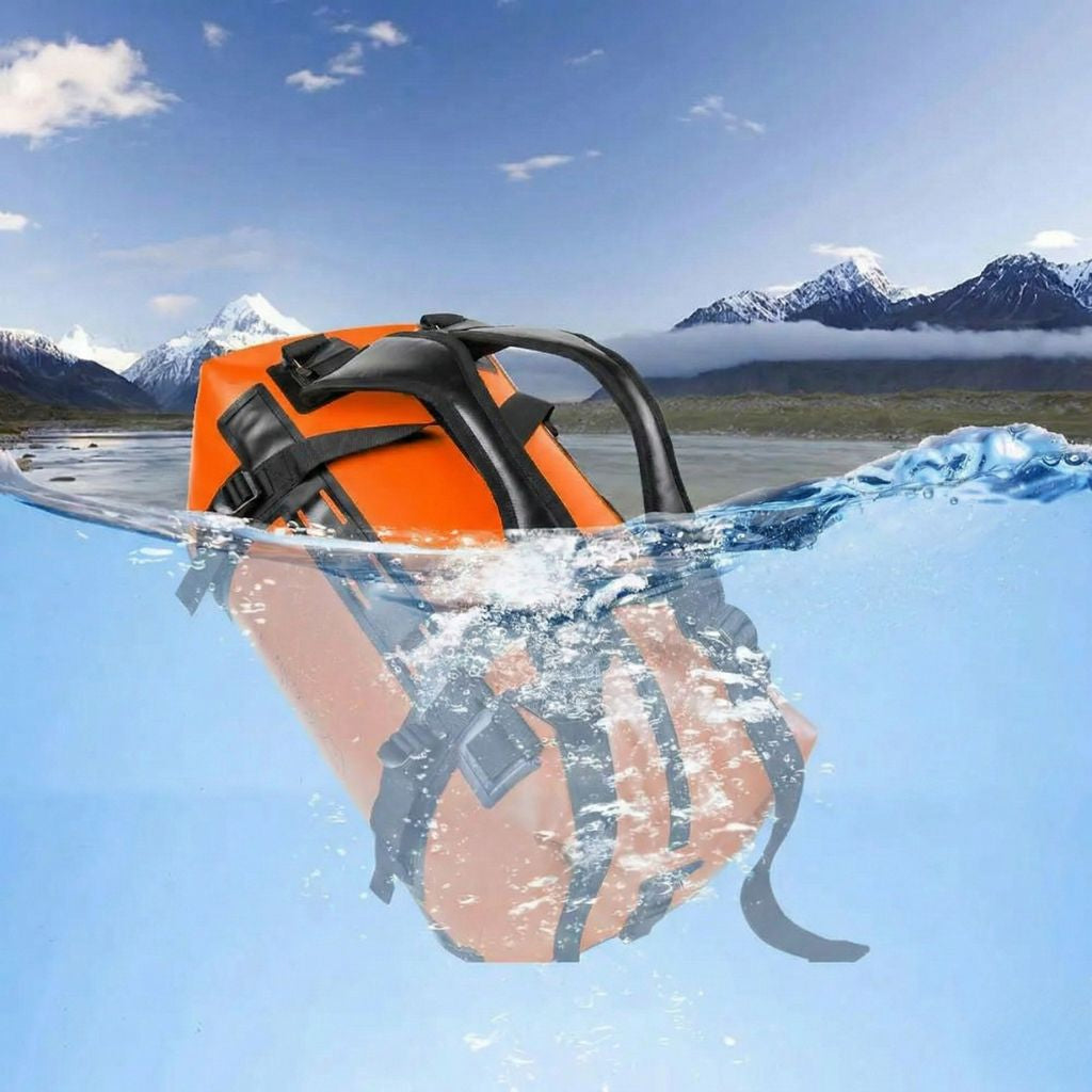 Sac étanche orange immergé dans l'eau, démonstration d'imperméabilité avec montagnes enneigées en arrière-plan Image