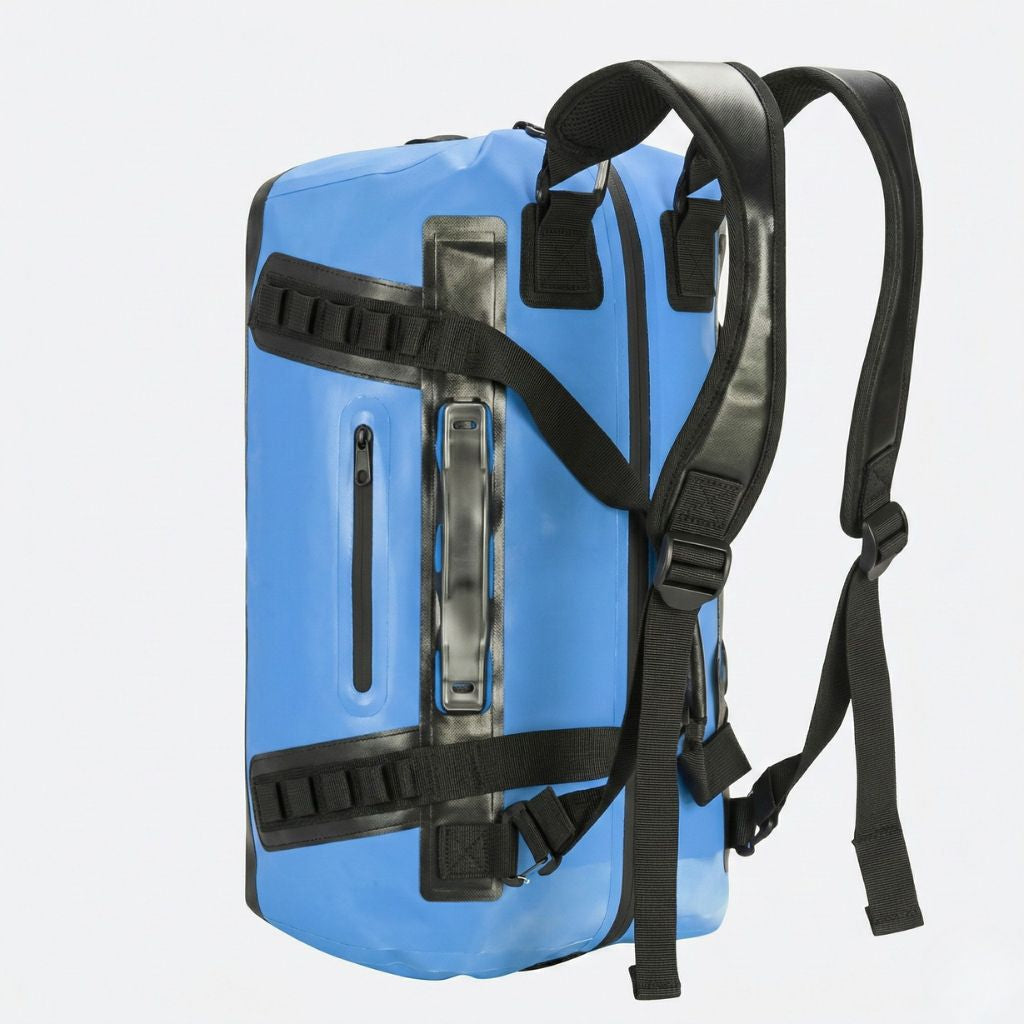 Duffle bag étanche bleu 50L, vue de dos, bretelles de portage dorsal dépliées pour le transport comme un sac à dos