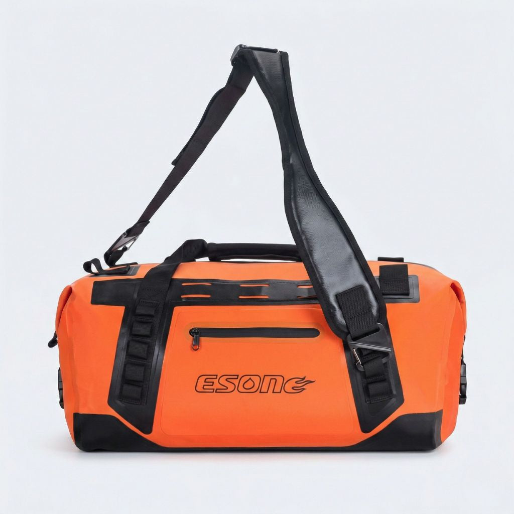 Sac de voyage étanche orange 50L avec bandoulière réglable dépliée, vue de face, sangles et poche zippée