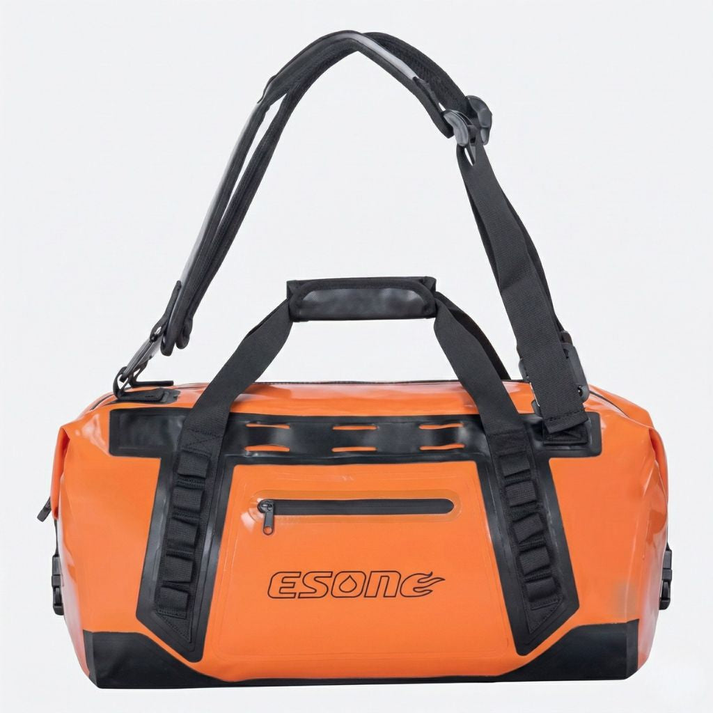 Duffle bag étanche orange 50L, vue de face avec les deux poignées levées, fermeture sécurisée et sac de voyage