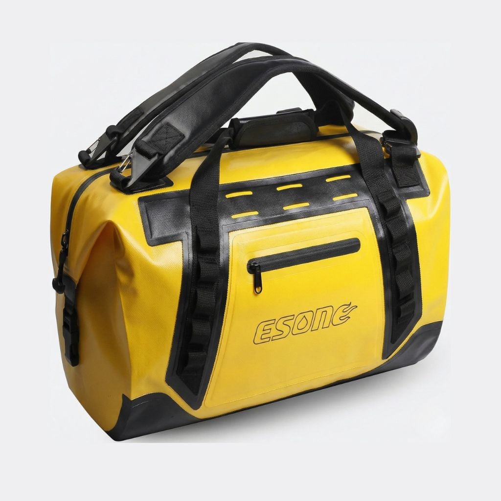 Duffle bag étanche jaune 50L, vue 3/4 face, double poignée de transport et poche frontale zippée imperméable