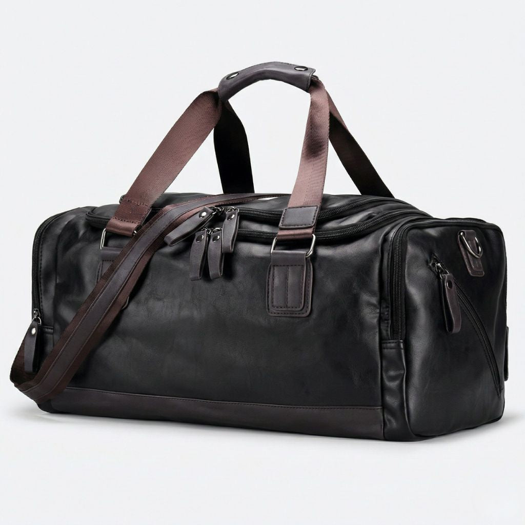 Duffle Bag cabine noir face avant, bandoulière réglable marron et pochette zippée latérale droite visibles
