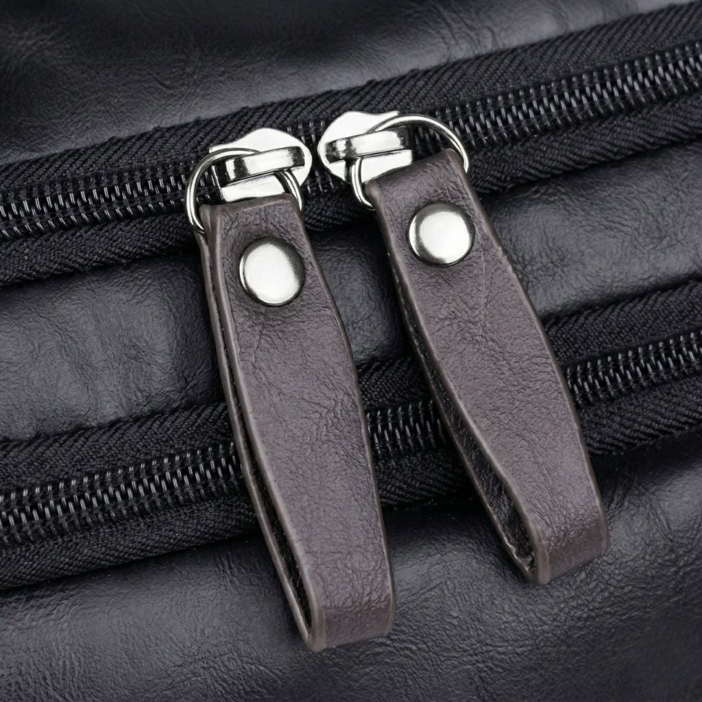Gros plan sur deux tirettes en simili cuir marron à rivets argentés sur la fermeture du sac de voyage cabine Image
