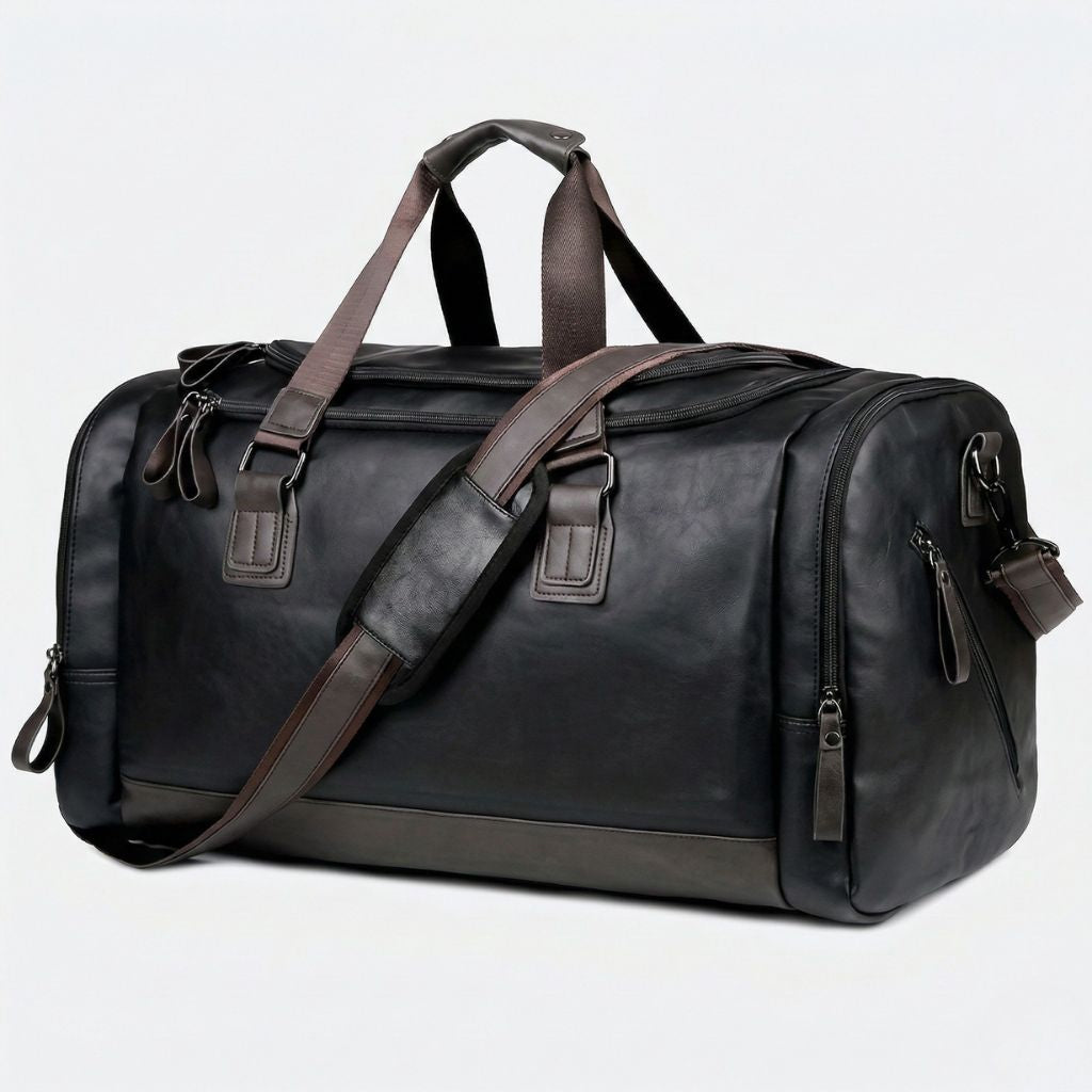 Duffle Bag cabine noir 42L avec bandoulière en diagonale, vue trois-quarts avant en simili cuir grainé