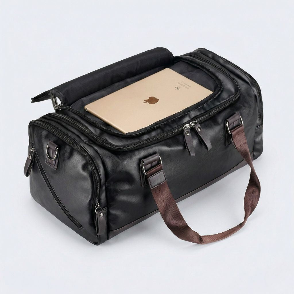 Compartiment intérieur du Duffle Bag cabine ouvert, tablette iPad glissée dans le sac en simili cuir noir