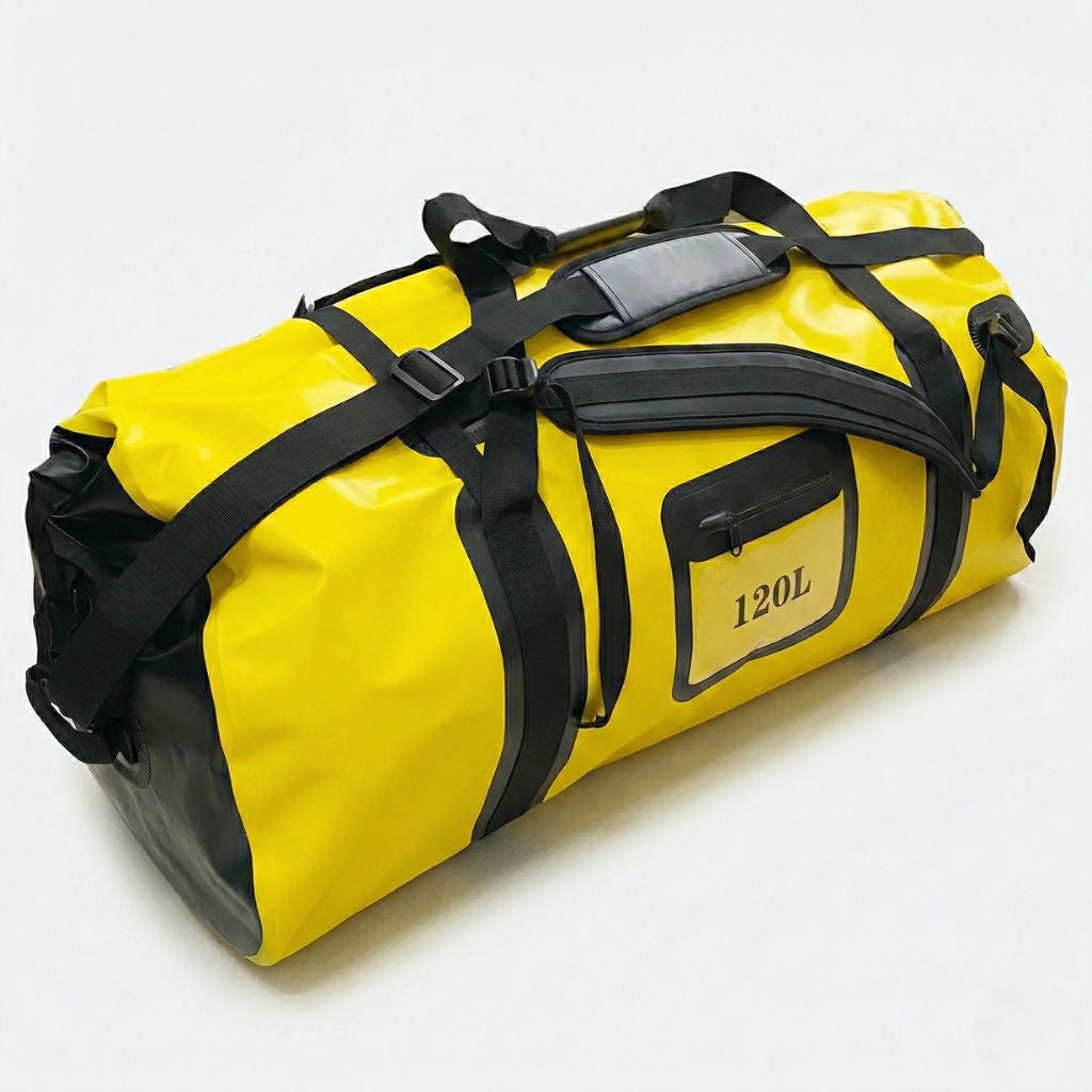 Grand sac de voyage étanche jaune 120L format duffle, vue 3/4, poignée de transport et poche frontale transparente