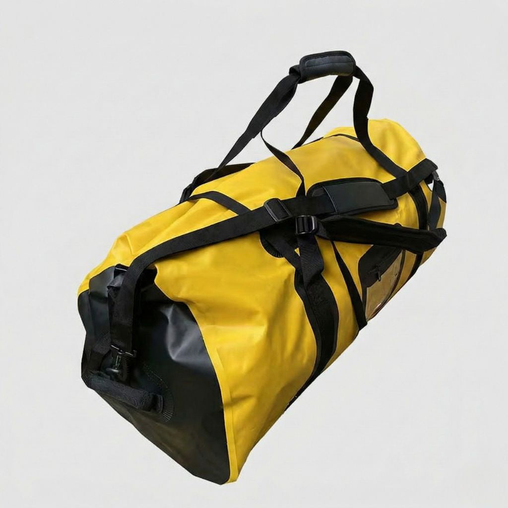 Sac de voyage étanche jaune format duffle XXL, vue latérale, bretelles de portage dorsal et porte-étiquette intégré