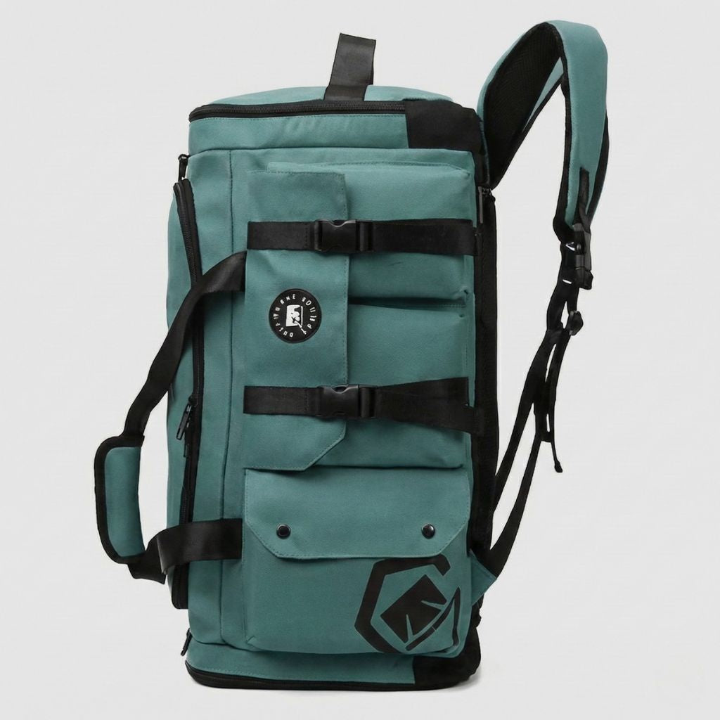 Vue latérale du sac convertible vert sarcelle en mode backpack, multiples poches avec sangles et badge