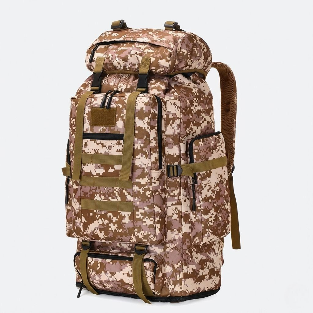 Grand sac à dos tactique camouflage désert pixelisé 100L de trois quarts avec capuchon amovible et MOLLE