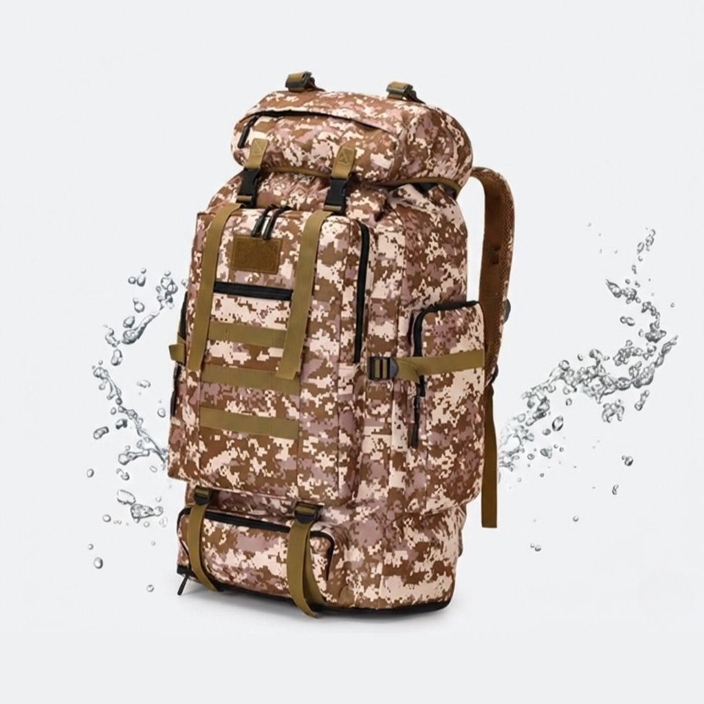 Sac à dos tactique camouflage désert avec éclaboussures d'eau illustrant son imperméabilité et ses sangles MOLLE Image