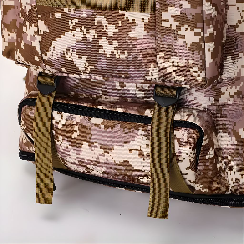 Gros plan sur le compartiment inférieur du sac à dos camouflage désert pixelisé avec fermeture éclair et anneaux