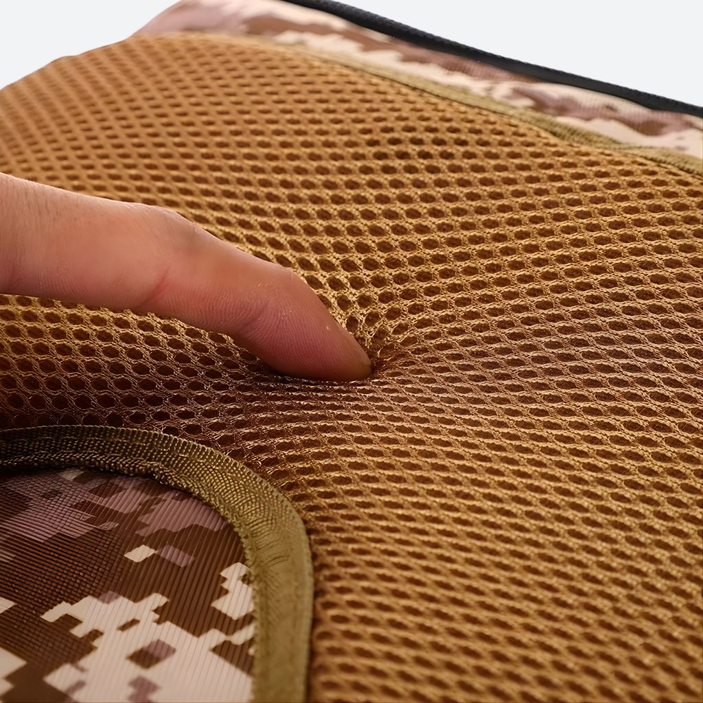 Gros plan sur le dosseret en mesh doré du sac à dos tactique désert pixelisé, panneau souple pressé par un doigt