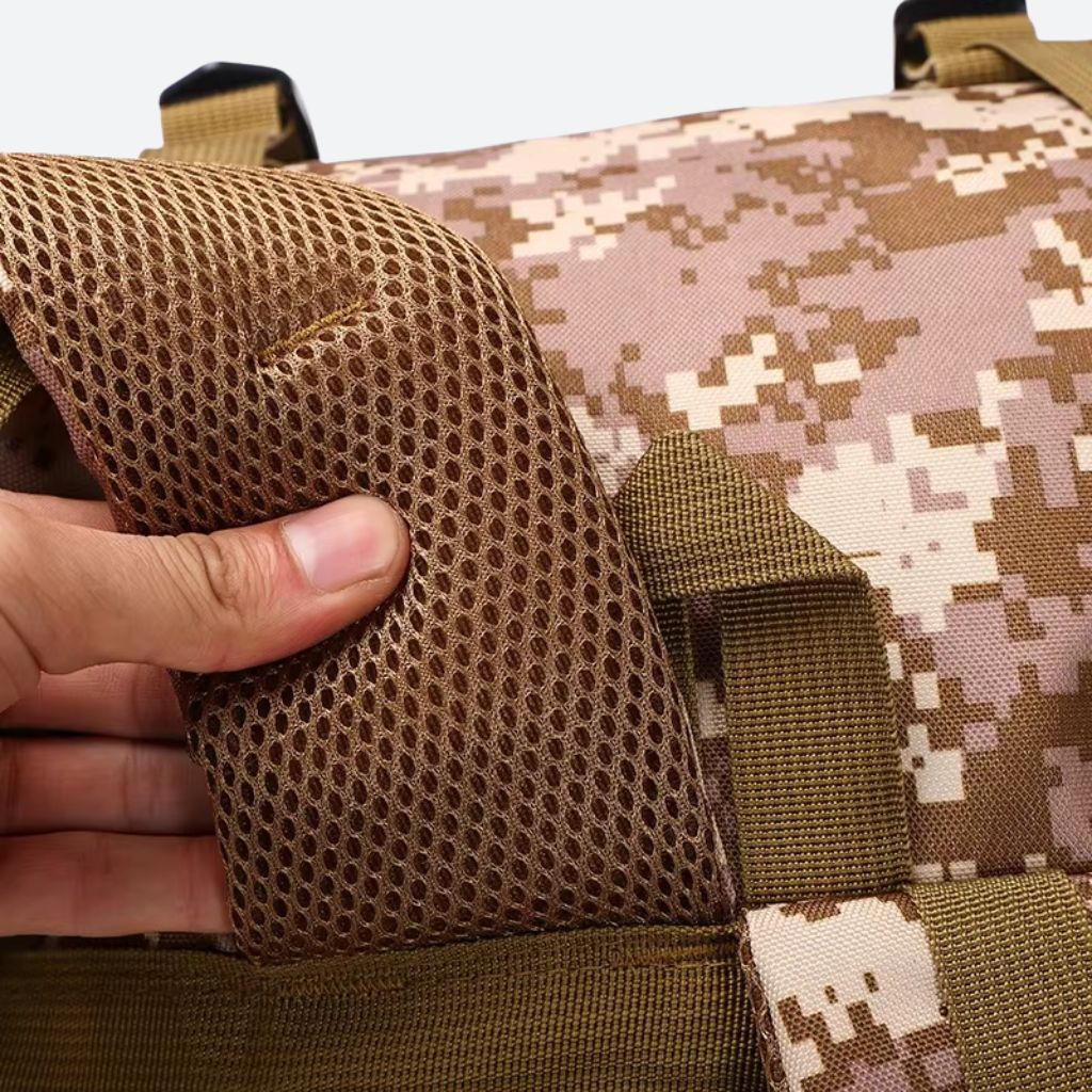 Gros plan sur la bretelle matelassée en maille du sac militaire camouflage désert, illustrant le confort de portage Image