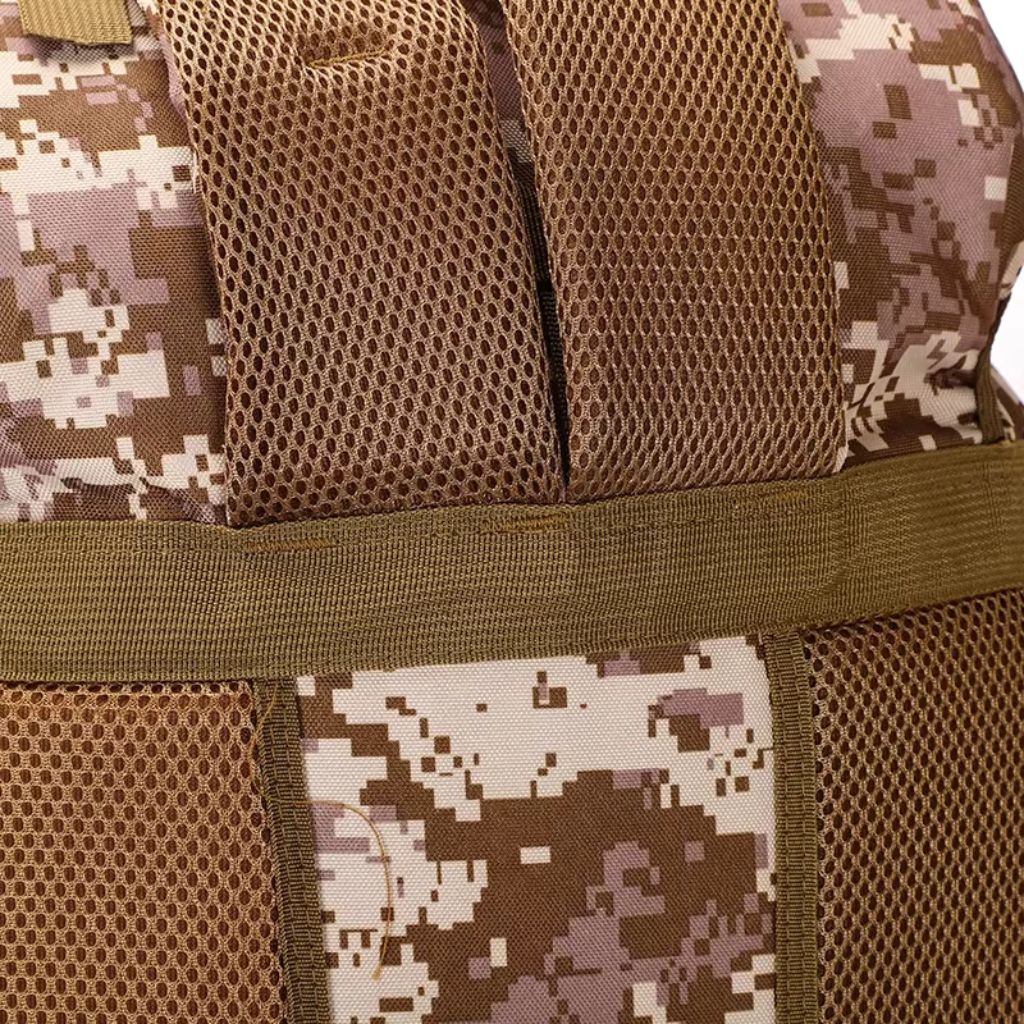 Gros plan sur les bretelles en mesh du grand sac à dos camouflage désert pixelisé et le panneau dorsal aéré