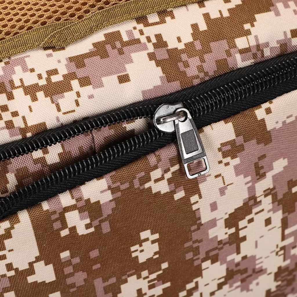 Gros plan sur la fermeture éclair métallique du sac à dos camouflage désert pixelisé avec curseur argenté