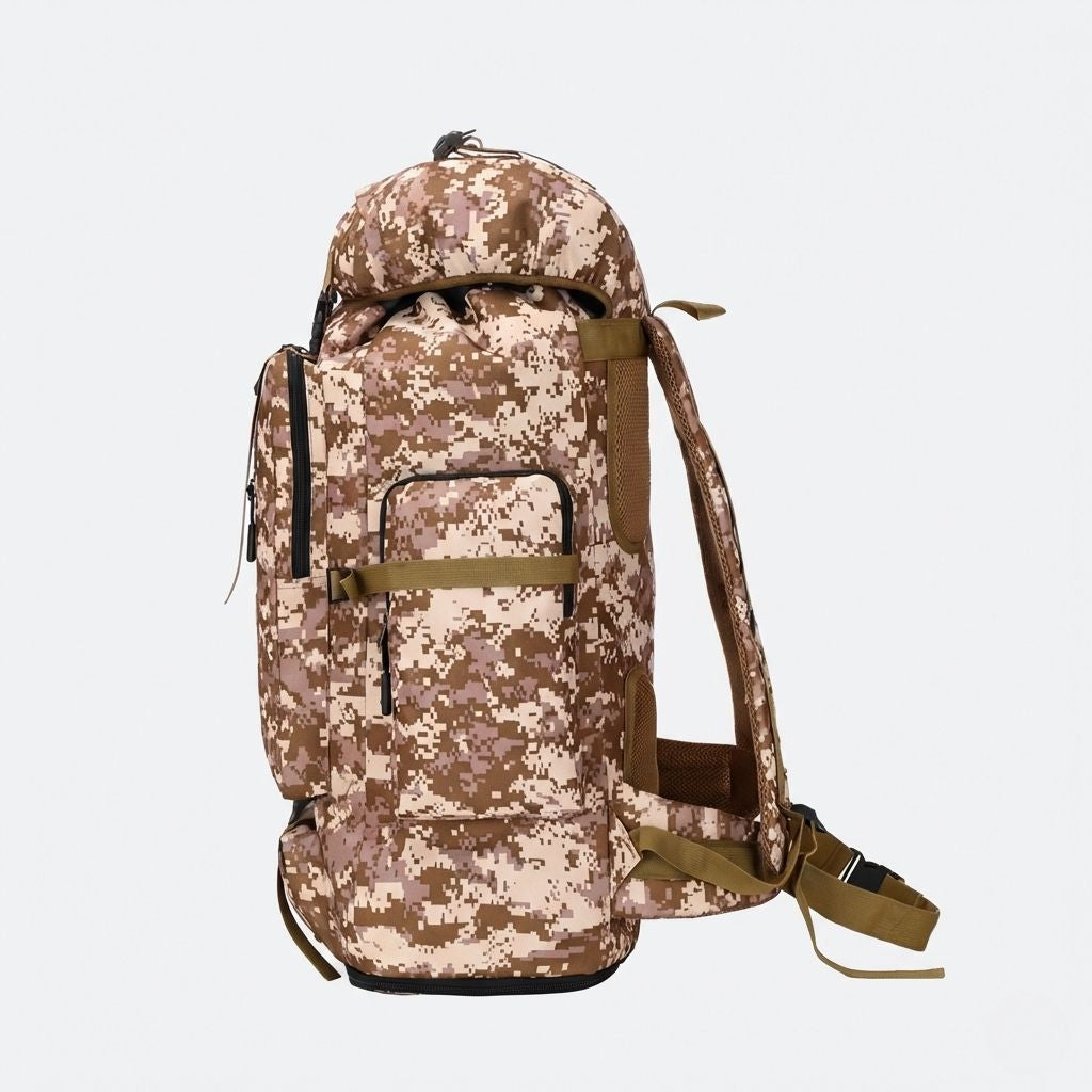 Vue latérale du grand sac à dos tactique camouflage désert pixelisé 100L avec bretelles et ceinture ventrale