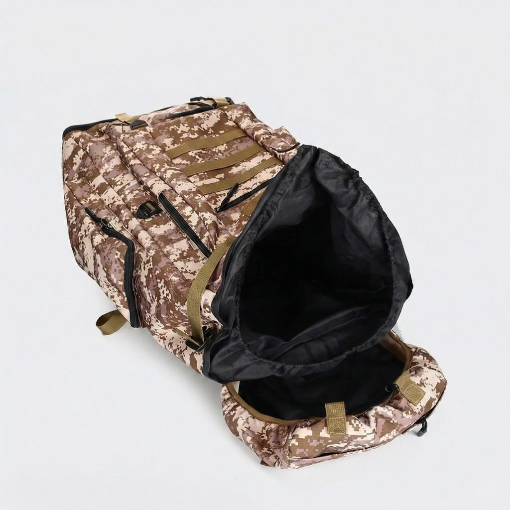 Intérieur du grand sac à dos camouflage désert pixelisé 100L ouvert révélant la doublure noire avec cordon