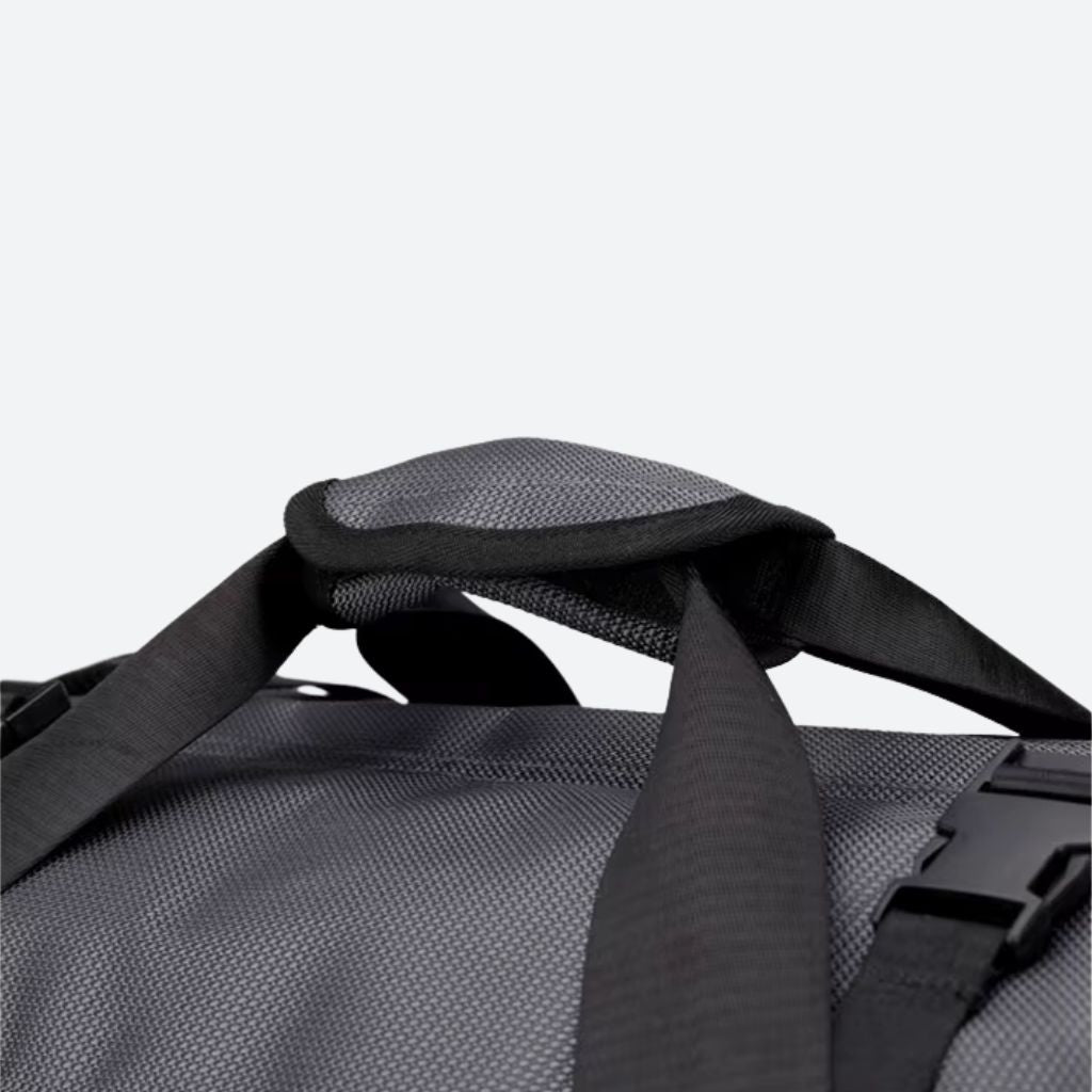 Gros plan de la poignée supérieure rembourrée du sac de voyage gris anthracite pour un transport confortable