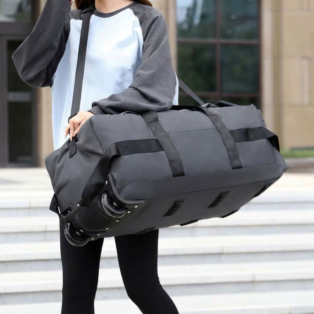 Lifestyle : femme portant le sac de voyage gris anthracite en bandoulière croisée, style urbain