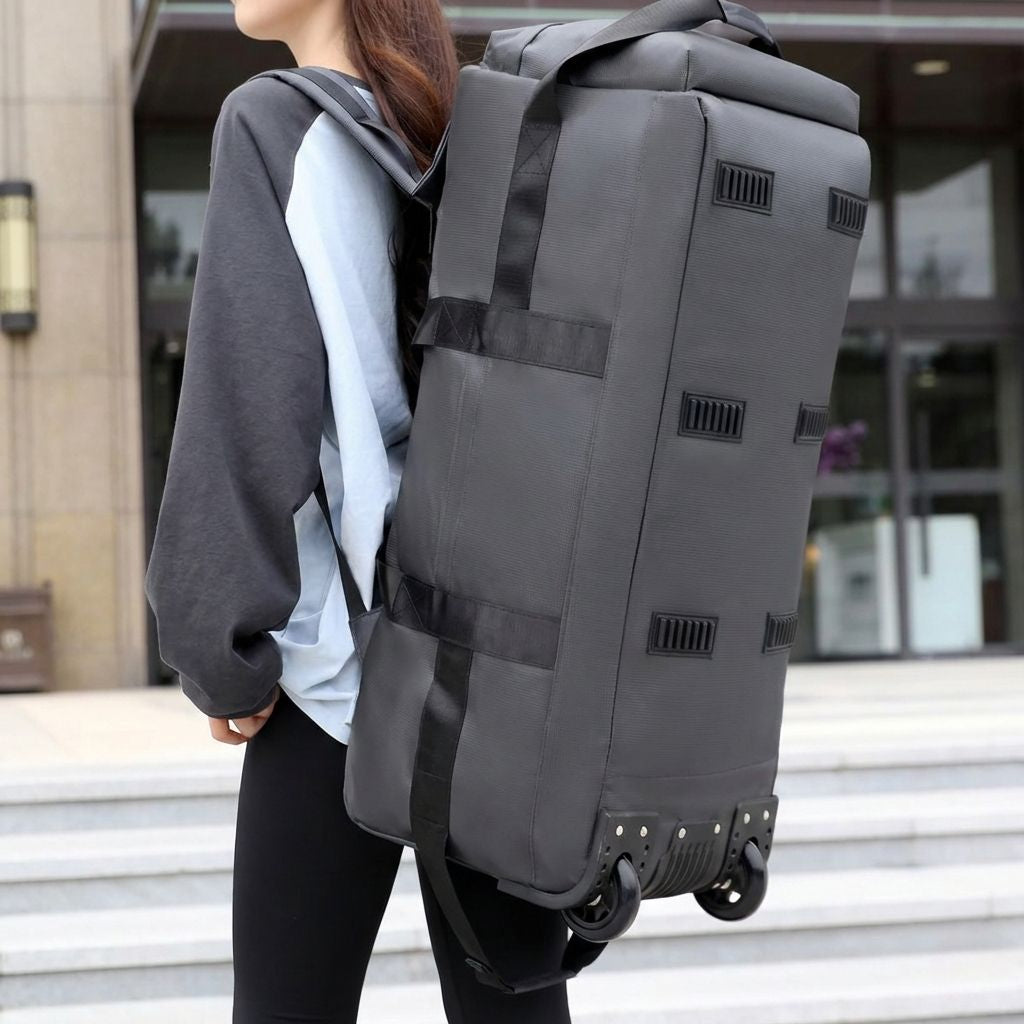 Lifestyle : femme portant le sac gris anthracite en mode sac à dos vu de dos, bretelles ajustées