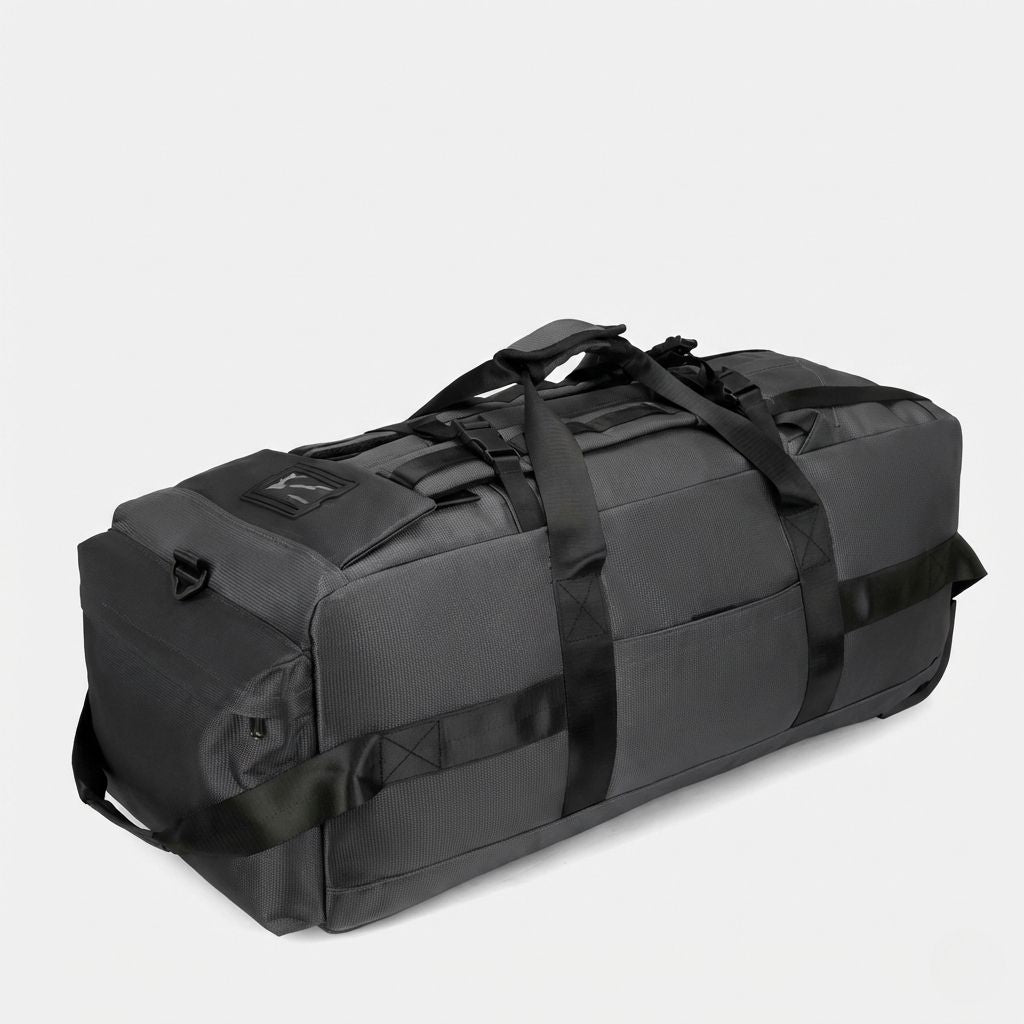 Sac de voyage gris anthracite en mode duffel couché avec sangles de compression noires ajustables