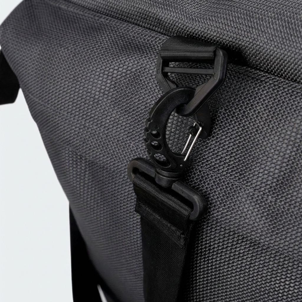 Gros plan du mousqueton noir brillant de la bandoulière amovible du sac de voyage gris anthracite