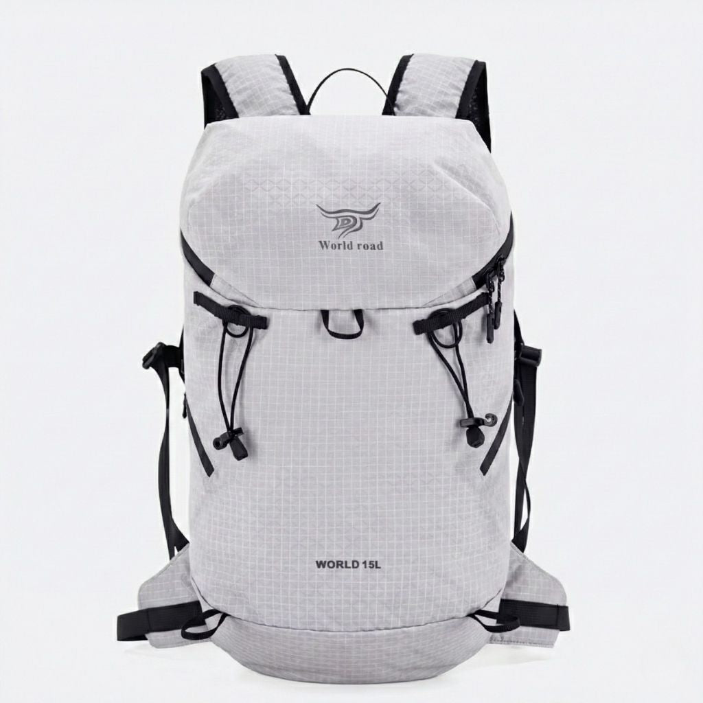 Sac à dos randonnée 15L gris clair en ripstop léger, fermetures à cordons et bretelles noires rembourrées.