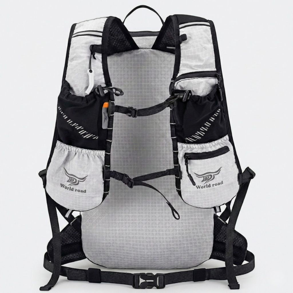 Vue arrière d'un sac à dos randonnée 15L gris, bretelles noires matelassées et poches filet pour hydratation.