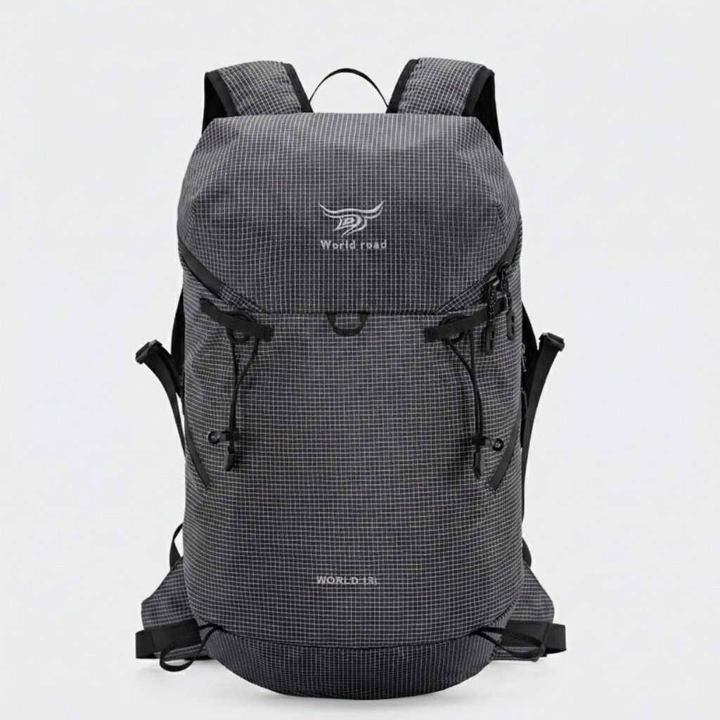 Sac à dos randonnée 15L gris anthracite en ripstop léger, fermetures à cordons et bretelles noires rembourrées.