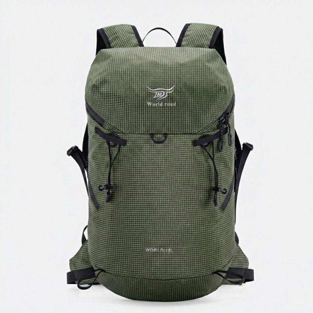 Sac à dos randonnée 15L vert kaki en ripstop léger, fermetures à cordons et bretelles noires rembourrées.
