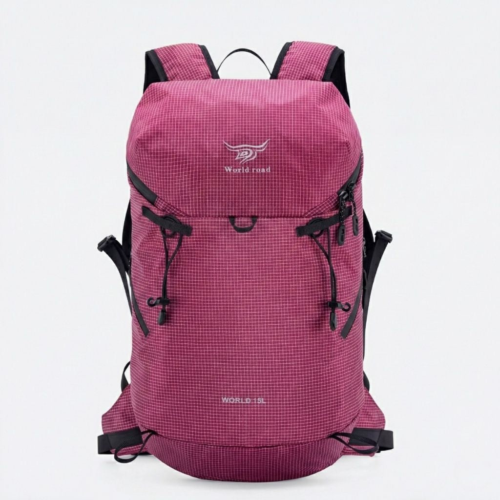 Sac à dos randonnée 15L rose framboise en ripstop léger, fermetures à cordons et bretelles noires rembourrées.