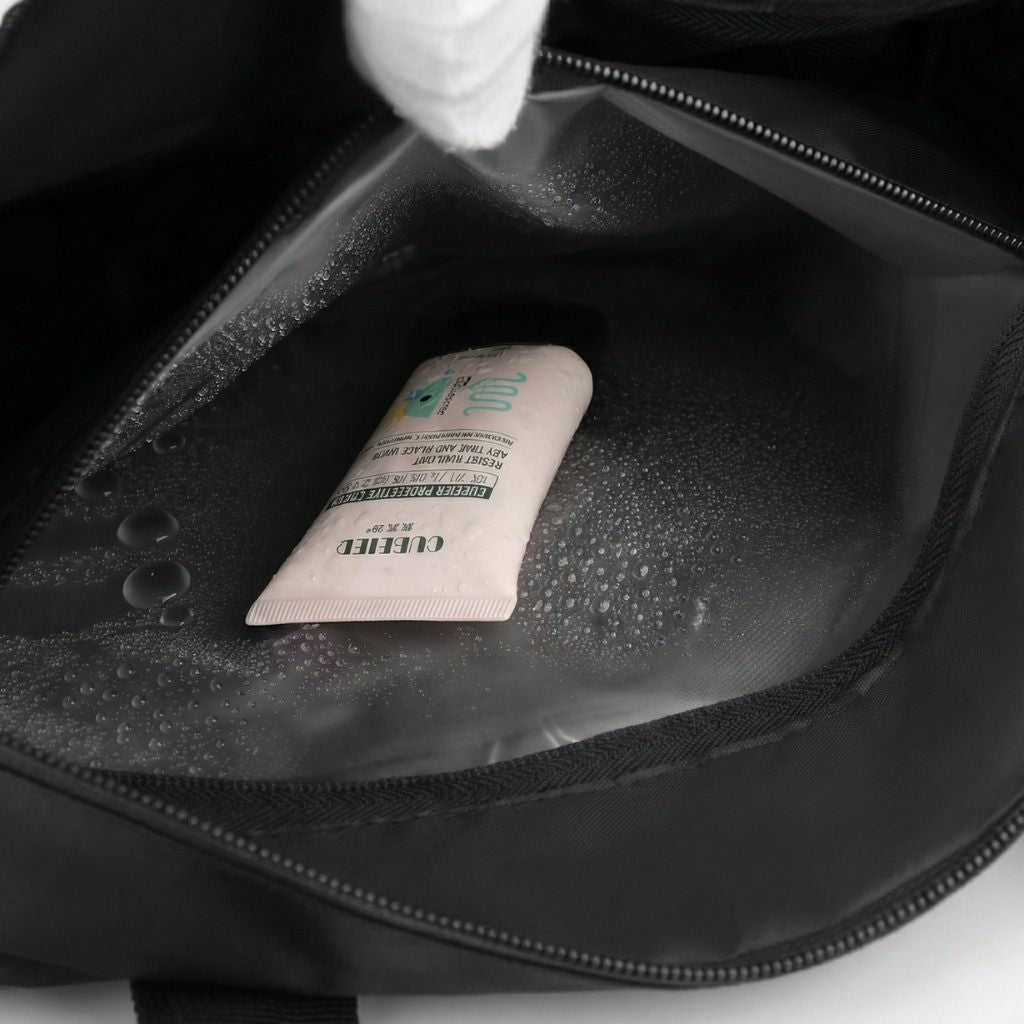 Petit sac de voyage imperméable noir avec compartiment intérieur étanche et doublure résistante à l’eau