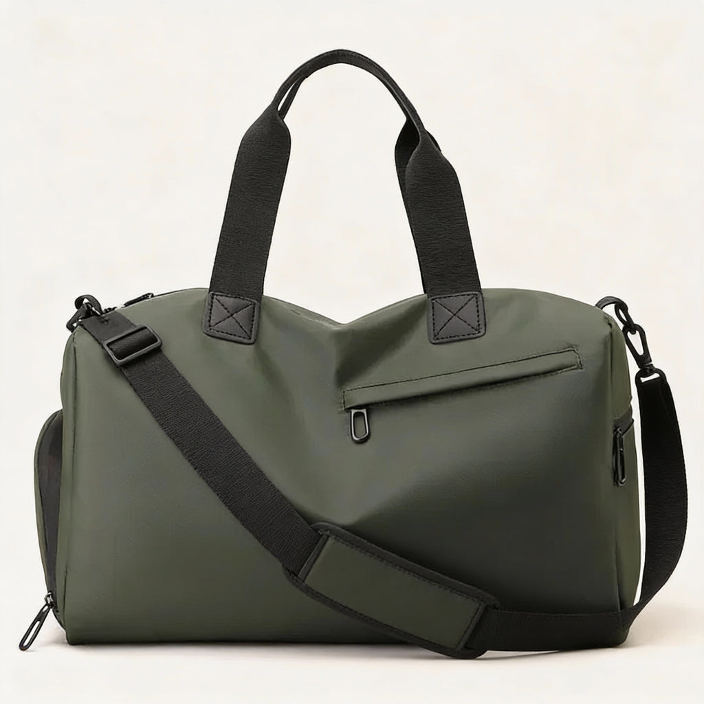 Sac sport et voyage homme vert kaki foncé, vue de face, bandoulière noire et poche frontale zippée