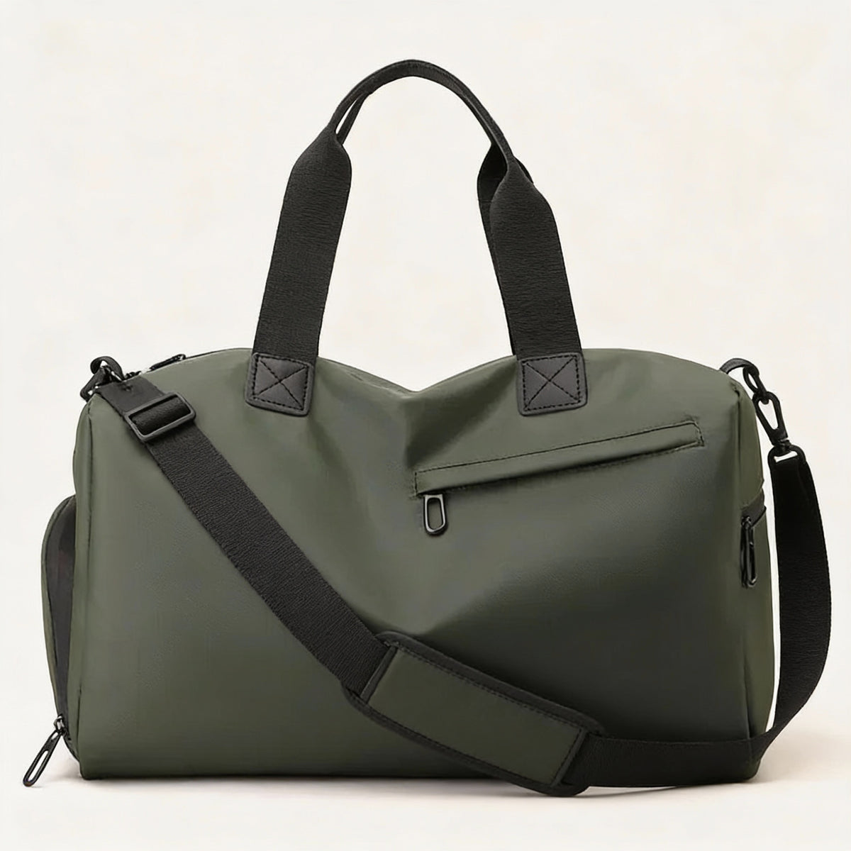 Sac sport et voyage homme vert kaki foncé, vue de face, bandoulière noire et poche frontale zippée