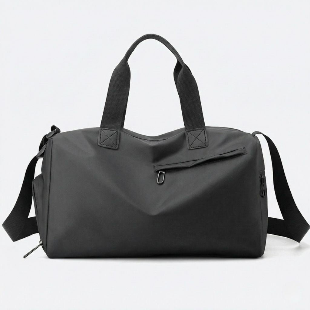 Sac sport et voyage homme gris anthracite, vue de face, poche frontale biseautée et bandoulière réglable
