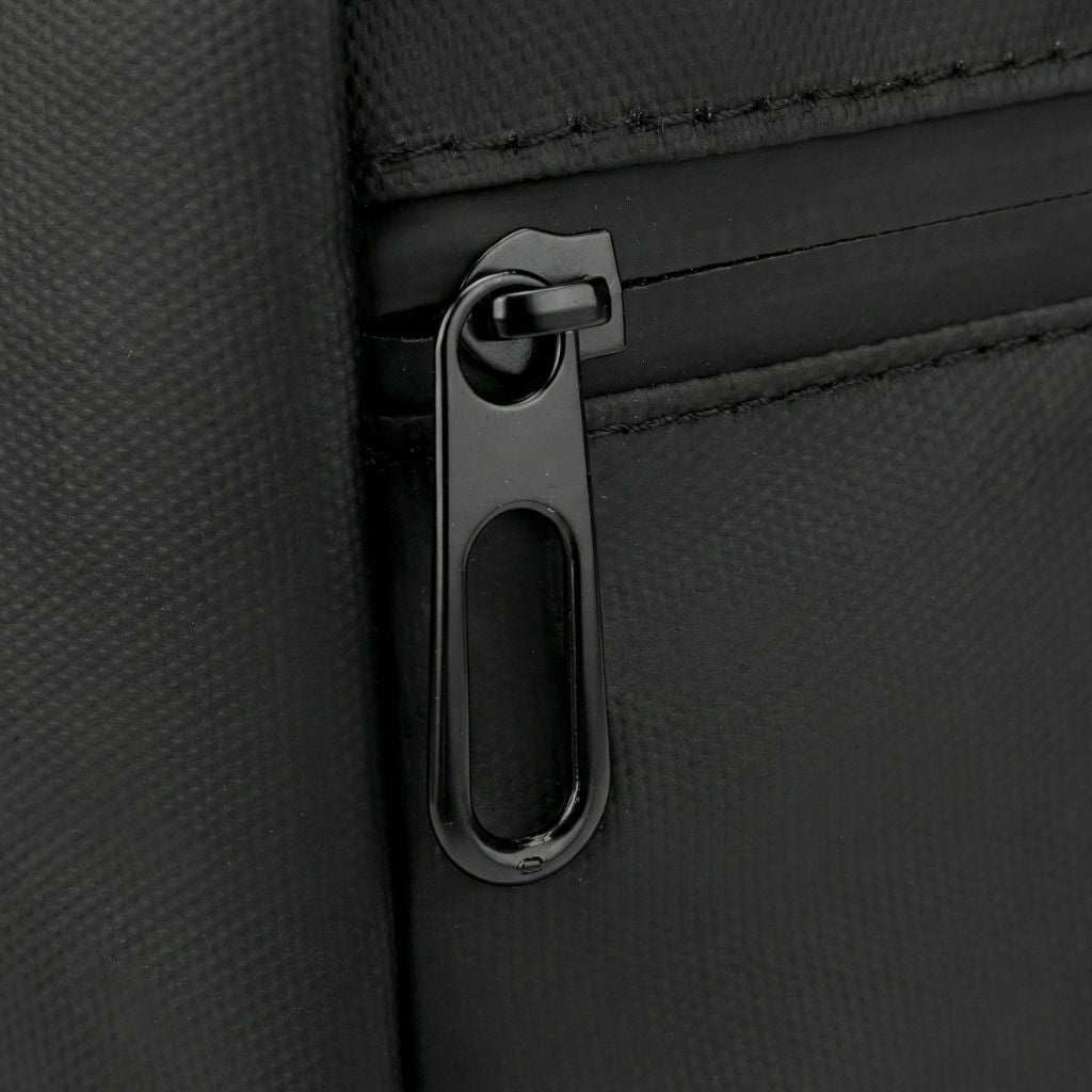 Gros plan de la fermeture éclair noire satinée du sac de voyage sport homme, qualité et précision