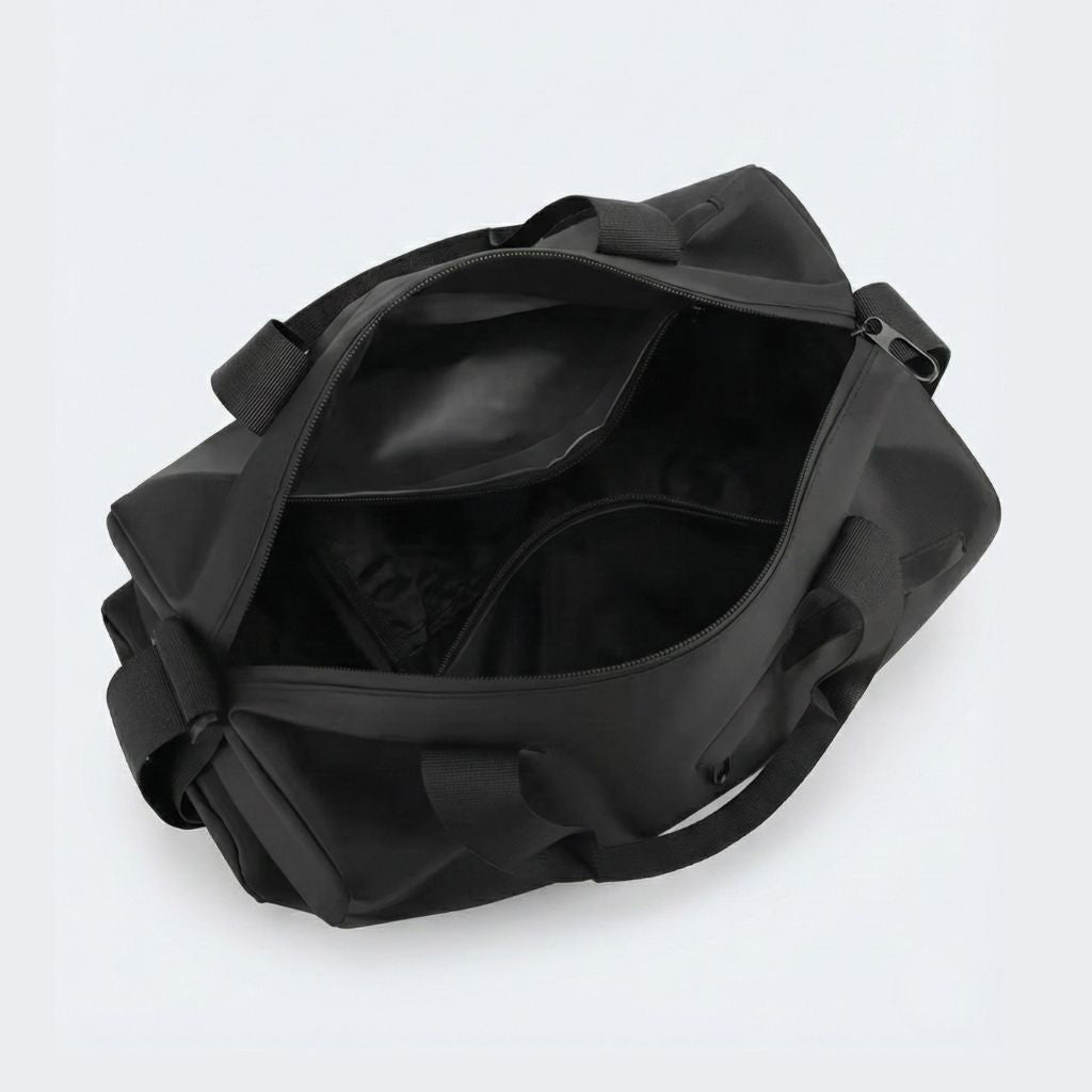 Intérieur du sac de voyage sport homme noir, vue plongeante sur les compartiments et doublure souple