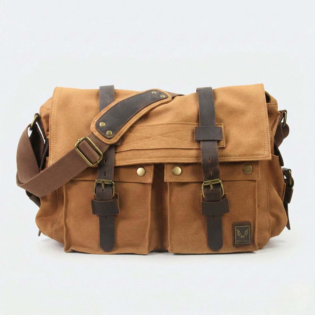 Face avant du sac besace XL camel doré avec grand rabat cuir et quatre poches à boucles laiton dorées