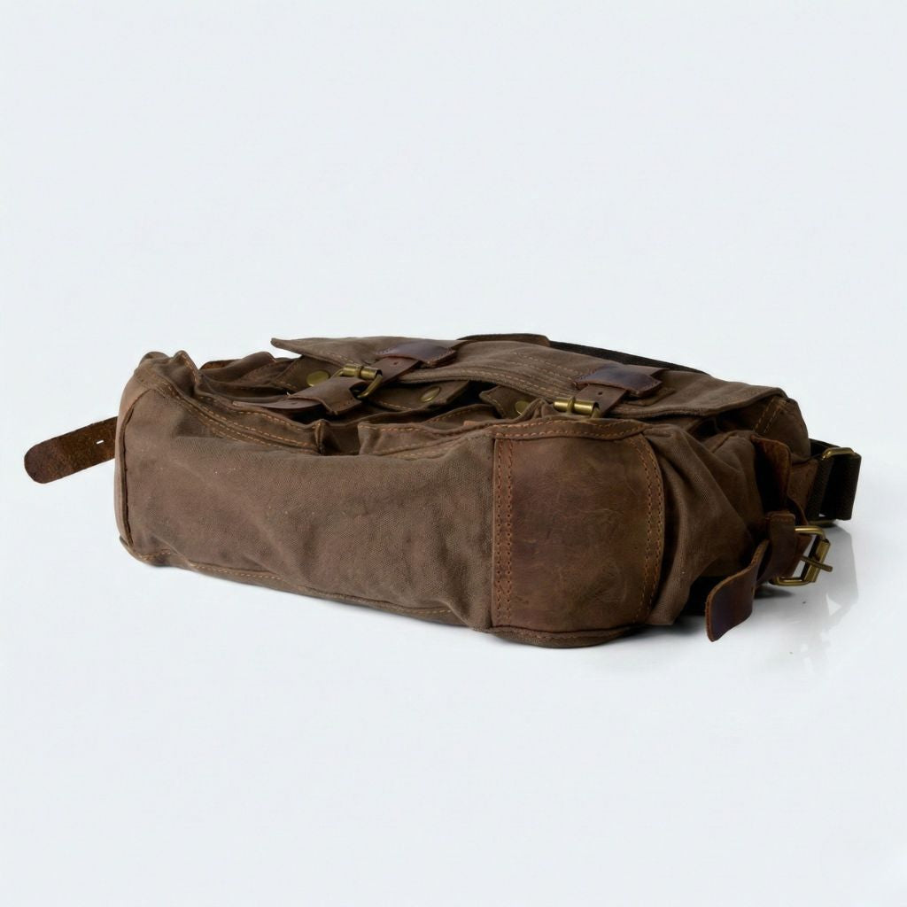 Profil du sac besace XL marron chocolat waxé : renforts cuir aux angles et canvas waxé épais structuré
