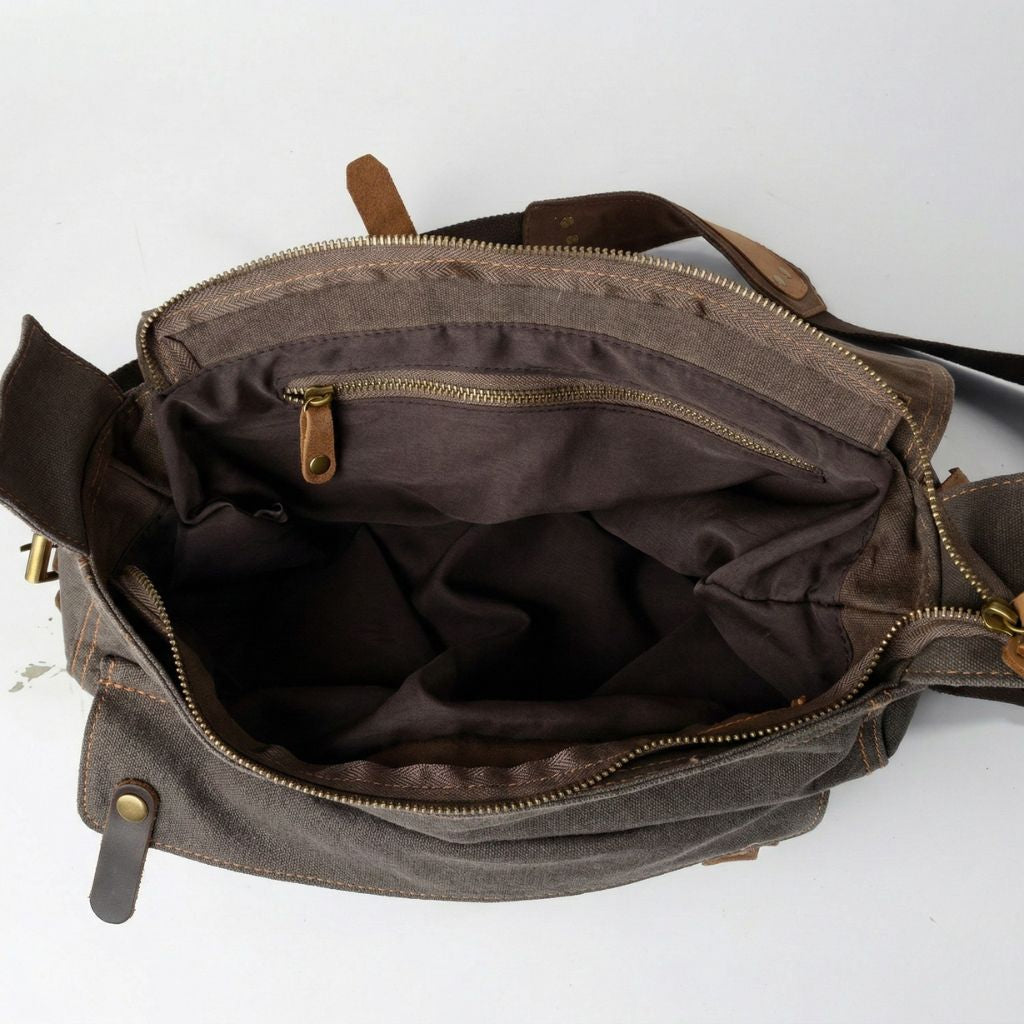Intérieur du sac besace XL marron chocolat waxé avec doublure foncée et poche zippée à tirette laiton