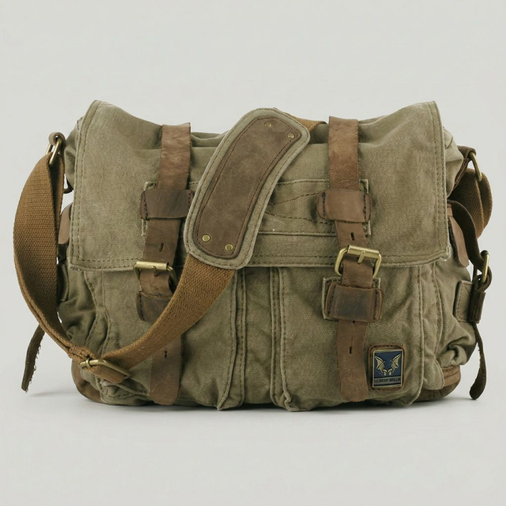 Face avant du sac besace XL vert kaki washed avec grand rabat cuir, poches à boucles laiton dorées