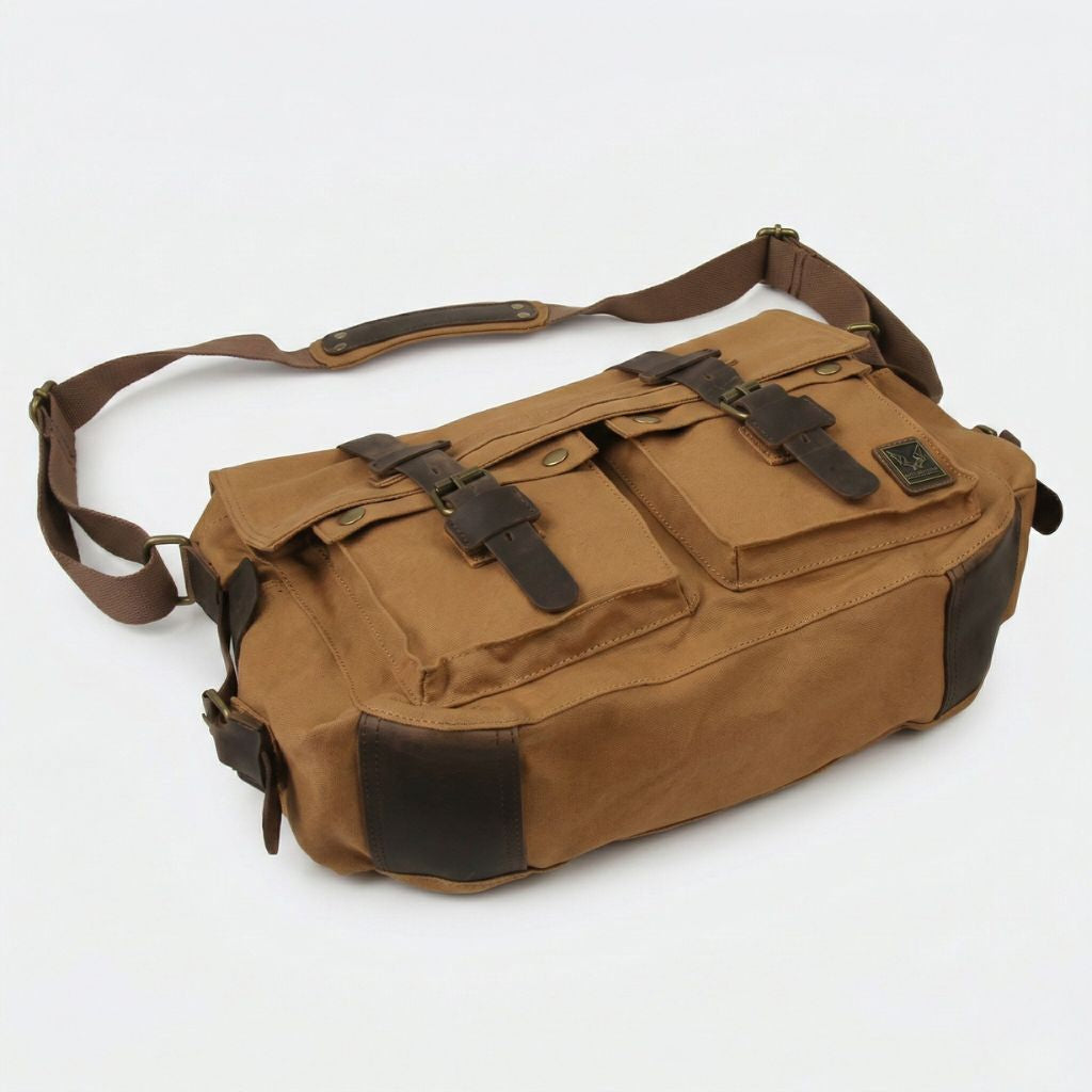 Vue plongeante du sac besace XL camel doré posé à plat, poches supérieures à boucles cuir dorées