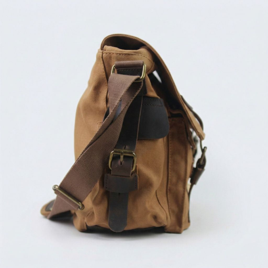 Vue de profil du sac besace XL camel doré avec bandoulière réglable et boucle ajusteur en laiton