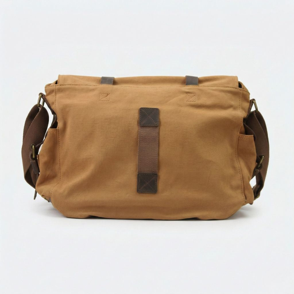 Dos du sac besace XL camel doré avec passant trolley en cuir central pour glissement sur valise