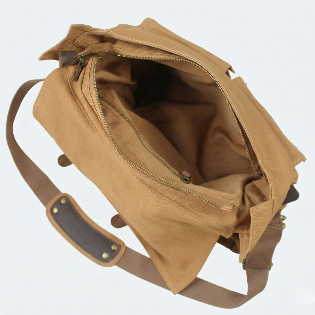 Intérieur du sac besace XL camel doré : grand compartiment principal et poche zippée laiton dorée