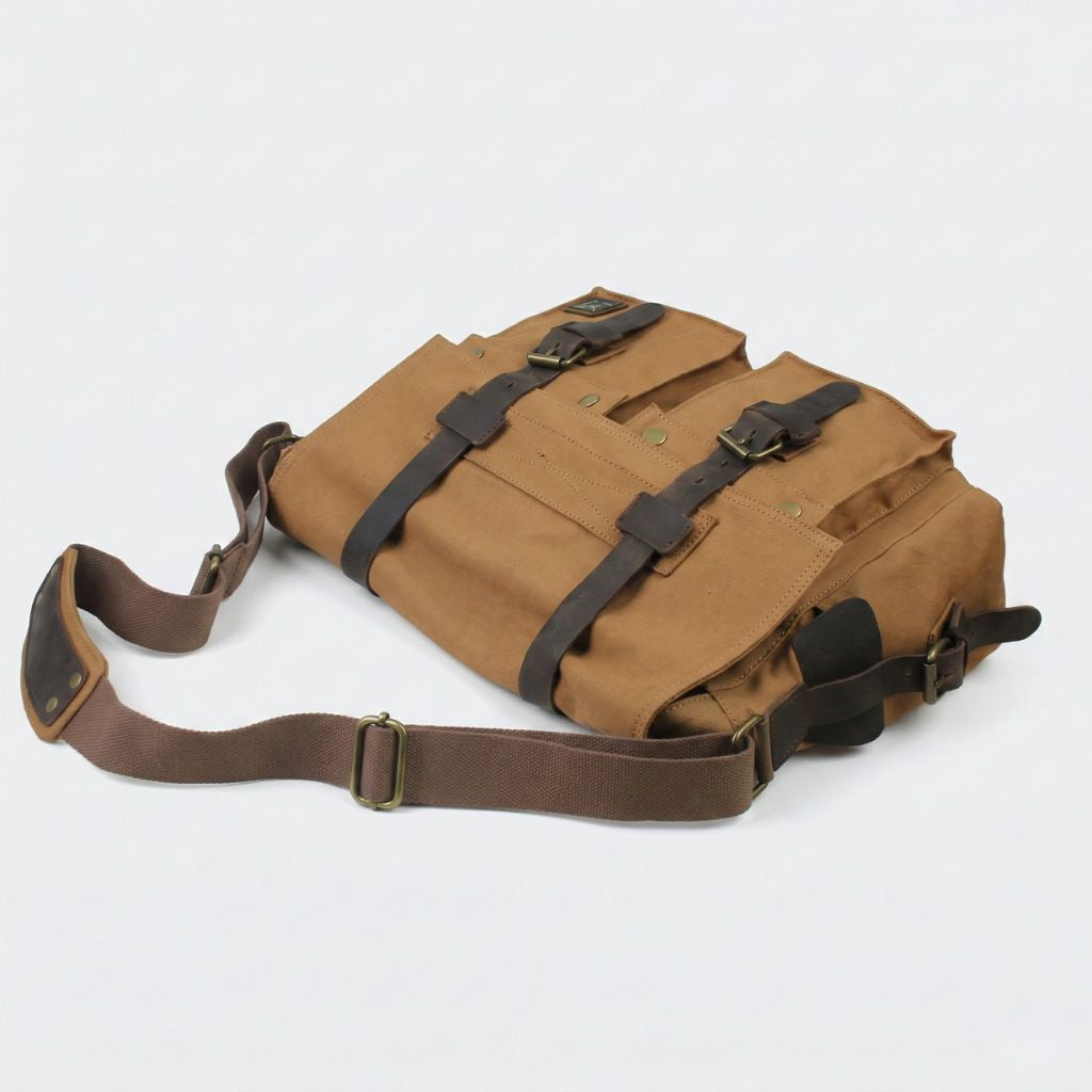 Sac besace XL camel doré vu de dos en 3/4 : bandoulière cuir étalée et renforts d'angles en laiton