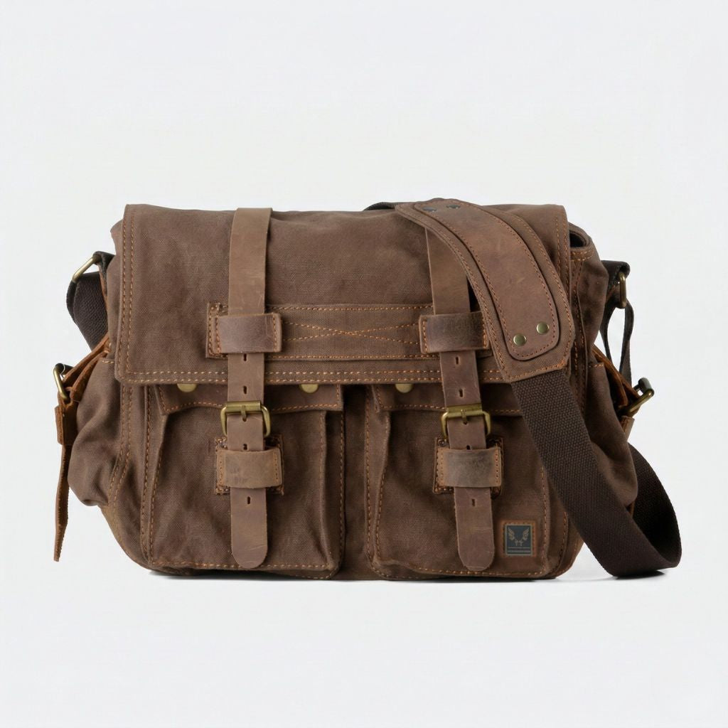 Face avant du sac besace XL marron chocolat waxé avec grand rabat cuir et quatre poches à boucles laiton